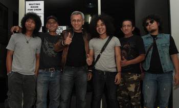 gambar Iwan Fals Tergila-Gila (feat. Blackout) image gambar Iwan Fals Tergila-Gila (feat. Blackout) image
