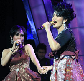 gambar Krisdayanti, Yuni Shara, Iis Dahlia Nurlela image gambar Krisdayanti, Yuni Shara, Iis Dahlia Nurlela image