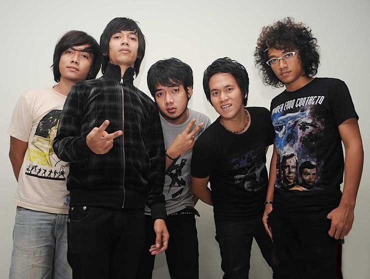 gambar D’Masiv Walau Harus Terluka image gambar D’Masiv Walau Harus Terluka image
