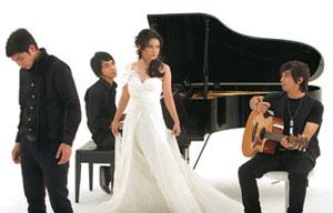gambar Ungu Ku Pinang Kau Dengan Bismillah (feat. Rossa) image gambar Ungu Ku Pinang Kau Dengan Bismillah (feat. Rossa) image