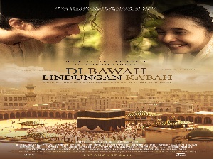 gambar Melly Goeslaw Demi Cinta (OST Di Bawah Lindungan Ka’bah) image gambar Melly Goeslaw Demi Cinta (OST Di Bawah Lindungan Ka’bah) image