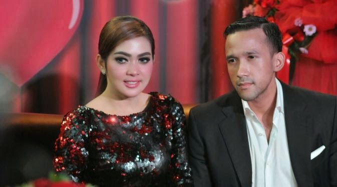 gambar Syahrini Cinta Sendirian (feat. Marully Tampubolo) image gambar Syahrini Cinta Sendirian (feat. Marully Tampubolo) image