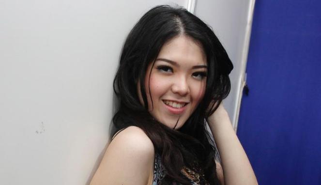 gambar Tina Toonita Siapa Kamu image gambar Tina Toonita Siapa Kamu image