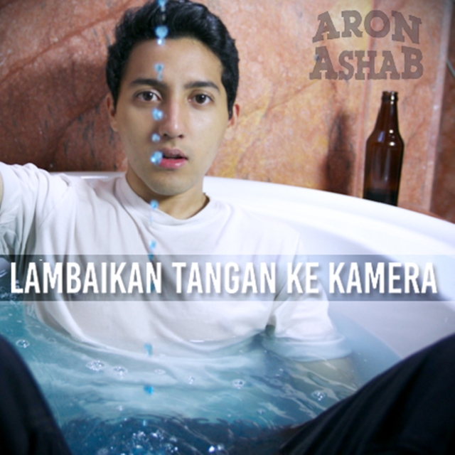 gambar Aron Ashab Lambaikan Tangan Ke Kamera image gambar Aron Ashab Lambaikan Tangan Ke Kamera image